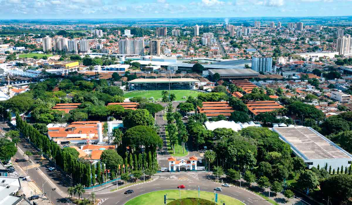 Vista geral do Parque Fernando Costa, em Uberaba, sede da 4ª ExpoLeite e casa das principais feiras do zebu nacional Vista geral do Parque Fernando Costa, em Uberaba, sede da 4ª ExpoLeite e casa das principais feiras do zebu nacional