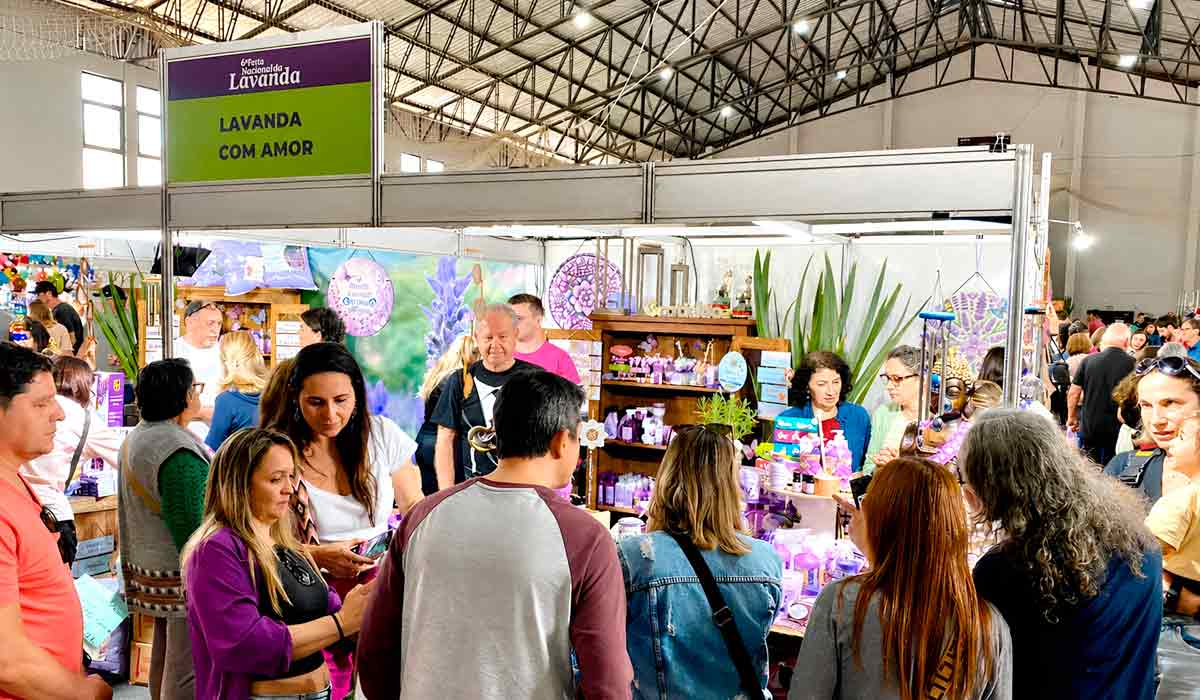 Exposição reúne produtos derivados da planta, de óleos essenciais a cosméticos e alimentos, com estandes apresentando a diversidade da cadeia produtiva da lavanda gaúcha Exposição reúne produtos derivados da planta, de óleos essenciais a cosméticos e alimentos, com estandes apresentando a diversidade da cadeia produtiva da lavanda gaúcha