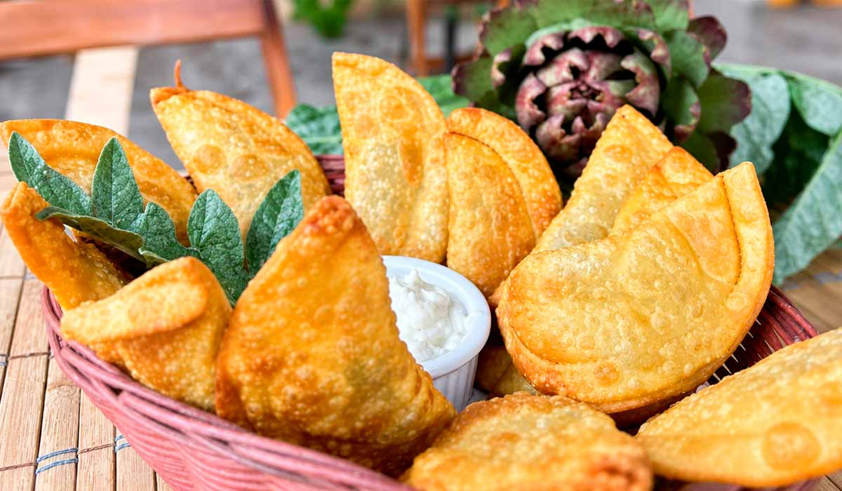 Porção de mini pastéis de alcachofra uma das grandes iguarias gastronômicas da cidade Porção de mini pastéis de alcachofra uma das grandes iguarias gastronômicas da cidade