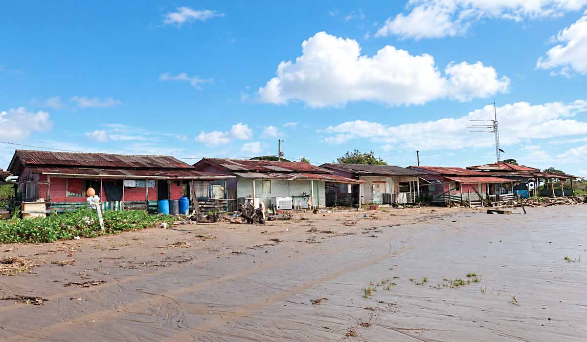 Na praia do Goiabal, a maioria dos moradores foi embora e ficaram quase somente as casas dos pescadores - Foto: Luis Ushirobira/InfoAmazonia Na praia do Goiabal, a maioria dos moradores foi embora e ficaram quase somente as casas dos pescadores - Foto: Luis Ushirobira/InfoAmazonia