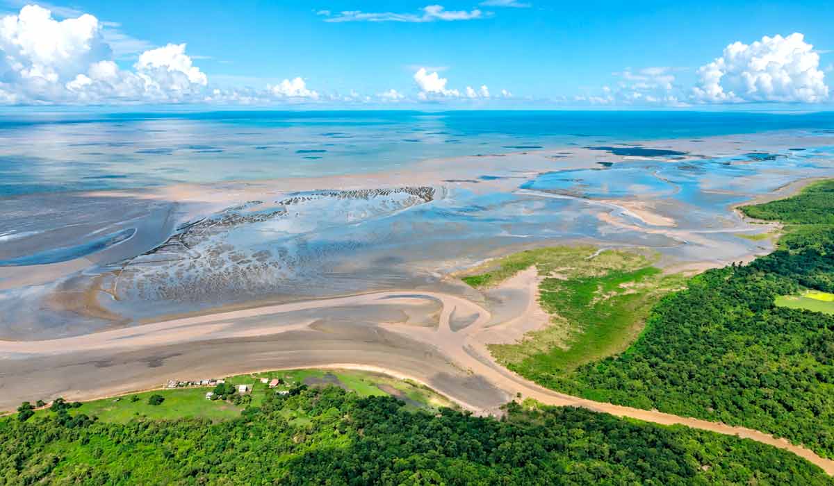 A praia do Goiabal, no Amapá, sofre os impactos das marés altas - Foto: Luis Ushirobira/InfoAmazonia A praia do Goiabal, no Amapá, sofre os impactos das marés altas - Foto: Luis Ushirobira/InfoAmazonia
