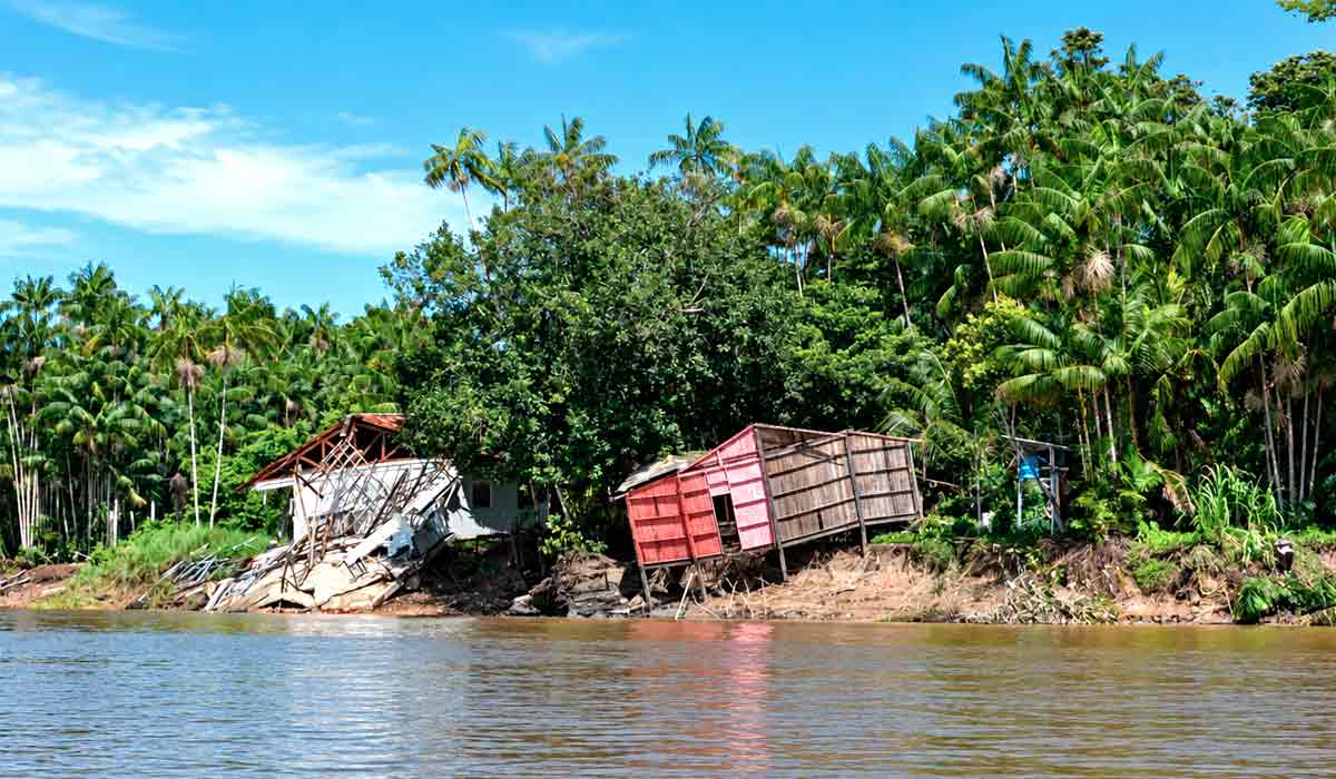 Erosão causada pelas marés altas em casas nas margens do igarapé Bacaba - Foto: Luis Ushirobira/InfoAmazonia Erosão causada pelas marés altas em casas nas margens do igarapé Bacaba - Foto: Luis Ushirobira/InfoAmazonia