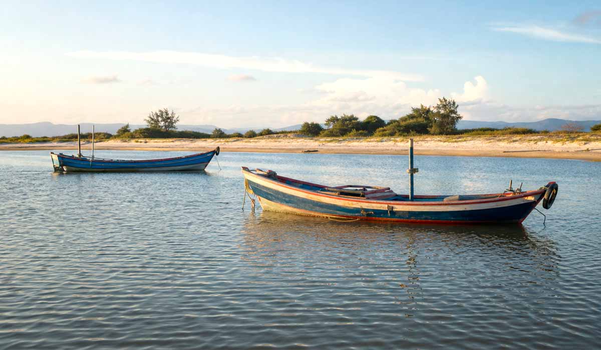 Barcos de pesca artesanal sobre as águas calmas da Lagoa de Araruama ao amanhecer