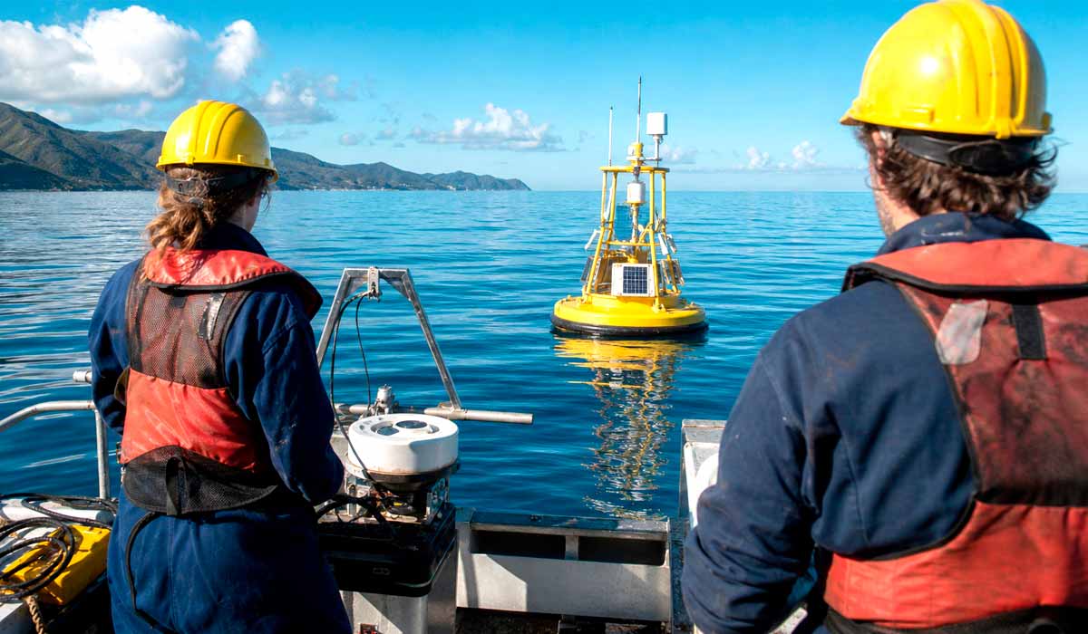 Boia oceanográfica coleta dados de ondas e correntes para apoiar a navegação e as operações marítimas Boia oceanográfica coleta dados de ondas e correntes para apoiar a navegação e as operações marítimas