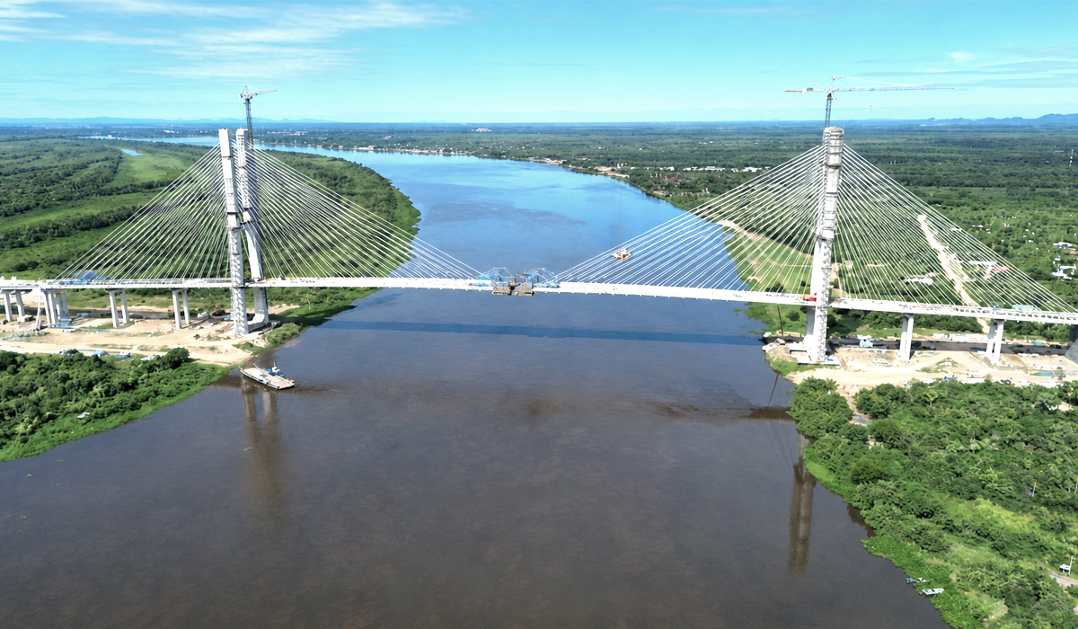As obras da Ponte Bioceânica, considerada um marco da engenharia sul-americana, entram na fase final. A estrutura cruza o Rio Paraguai, fronteira natural entre Brasil e Paraguai, conecta Porto Murtinho a Carmelo Peralta e será a principal ligação terrestre entre os dois países dentro do Corredor Bioceânico As obras da Ponte Bioceânica, considerada um marco da engenharia sul-americana, entram na fase final. A estrutura cruza o Rio Paraguai, fronteira natural entre Brasil e Paraguai, conecta Porto Murtinho a Carmelo Peralta e será a principal ligação terrestre entre os dois países dentro do Corredor Bioceânico