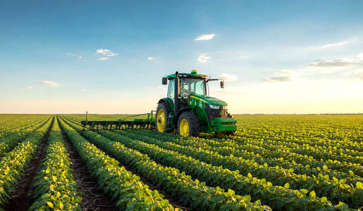 Trator de alta tecnologia com antena de GPS e piloto automático, linhas de plantio alinhadas ao horizonte. Sensores e telemetria transformam o trator em plataforma de dados para a agricultura de precisão Trator de alta tecnologia com antena de GPS e piloto automático, linhas de plantio alinhadas ao horizonte. Sensores e telemetria transformam o trator em plataforma de dados para a agricultura de precisão