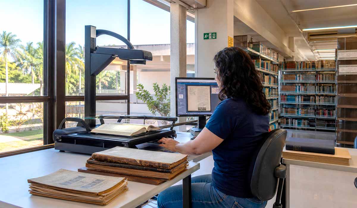 técnica utilizando scanner de livros para digitalizar relatórios agrícolas antigos na Biblioteca Central técnica utilizando scanner de livros para digitalizar relatórios agrícolas antigos na Biblioteca Central