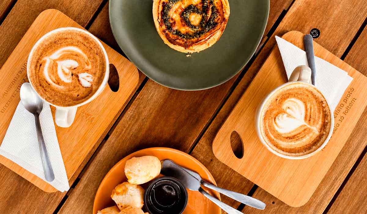 A RDV Roasters foi pioneira no movimento de cafés especiais em Maceió, iniciada como uma microtorrefação e escola de café. A marca busca e seleciona grãos excepcionais de diversos terroirs brasileiros, dominando todas as etapas, da torra à extração A RDV Roasters foi pioneira no movimento de cafés especiais em Maceió, iniciada como uma microtorrefação e escola de café. A marca busca e seleciona grãos excepcionais de diversos terroirs brasileiros, dominando todas as etapas, da torra à extração