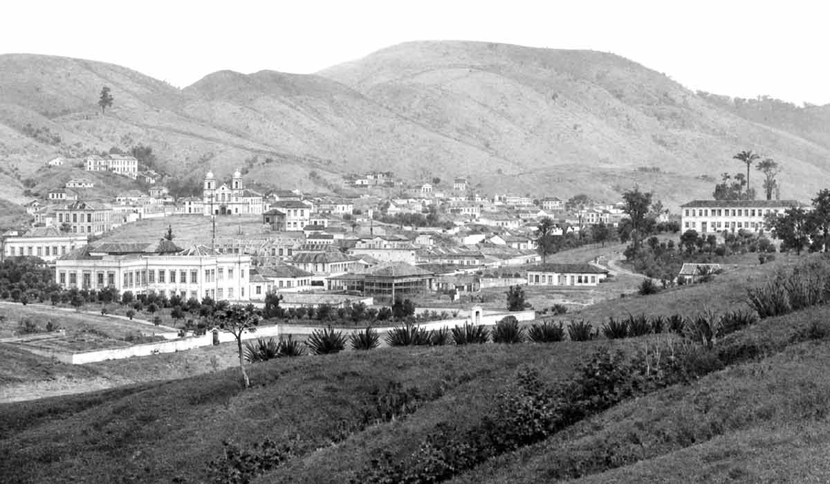 Com a expansão cafeeira no Vale do Café, a Vila de Vassouras cresceu rapidamente e foi elevada à categoria de cidade em 1857. Detalhe de litoravura de Eugéne Ciceri, 1861 - Foto: Domínio público, Biblioteca Nacional Digital Com a expansão cafeeira no Vale do Café, a Vila de Vassouras cresceu rapidamente e foi elevada à categoria de cidade em 1857. Detalhe de litoravura de Eugéne Ciceri, 1861 - Foto: Domínio público, Biblioteca Nacional Digital