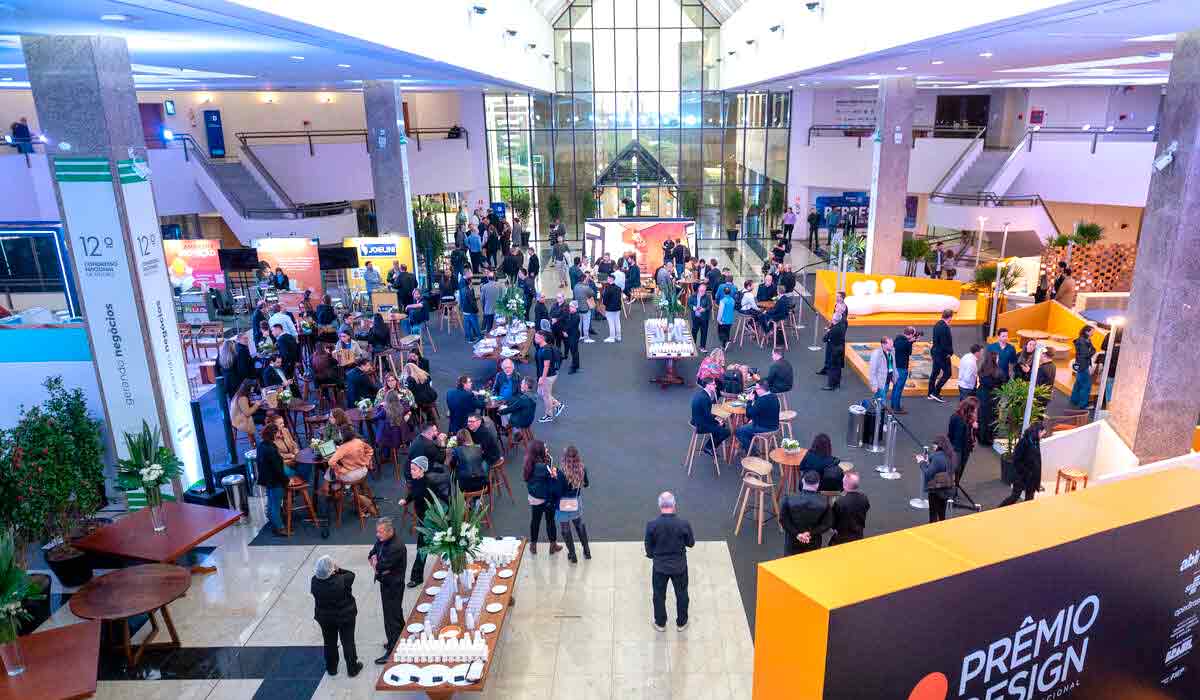 Profissionais da cadeia do mobiliário trocam experiências durante encontro setorial, em ambiente de networking que antecede as rodadas de negócios Profissionais da cadeia do mobiliário trocam experiências durante encontro setorial, em ambiente de networking que antecede as rodadas de negócios
