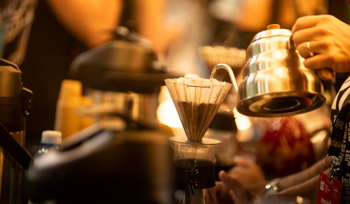 É a chance de comparar fornecedores, testar produtos e entender os caminhos que o café percorre até chegar ao mercado, desde os tratos culturais até a torra e o preparo É a chance de comparar fornecedores, testar produtos e entender os caminhos que o café percorre até chegar ao mercado, desde os tratos culturais até a torra e o preparo