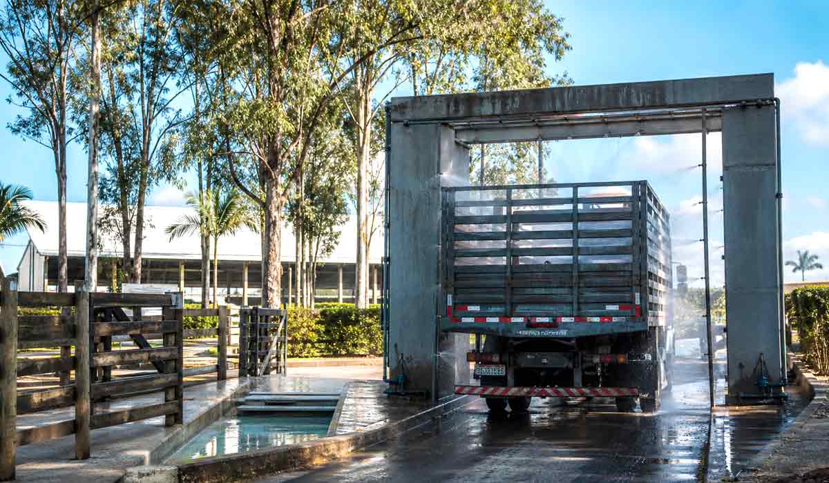 Arco de desinfecção na entrada do parque sanitiza caminhões de transporte animal antes do acesso ao recinto. Pedilúvio e rodolúvio formam a primeira barreira sanitária de qualquer exposição agropecuária bem estruturada Arco de desinfecção na entrada do parque sanitiza caminhões de transporte animal antes do acesso ao recinto. Pedilúvio e rodolúvio formam a primeira barreira sanitária de qualquer exposição agropecuária bem estruturada