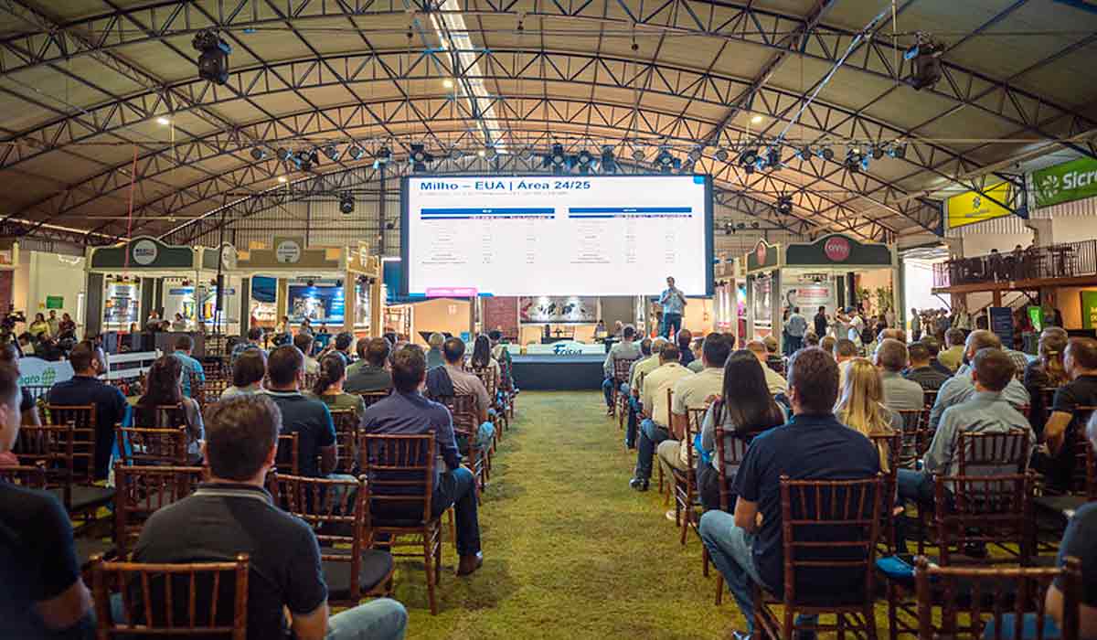 Produtores acompanham palestra técnica sobre conversão alimentar durante a programação da feira dedicada à eficiência na produção leiteira Produtores acompanham palestra técnica sobre conversão alimentar durante a programação da feira dedicada à eficiência na produção leiteira