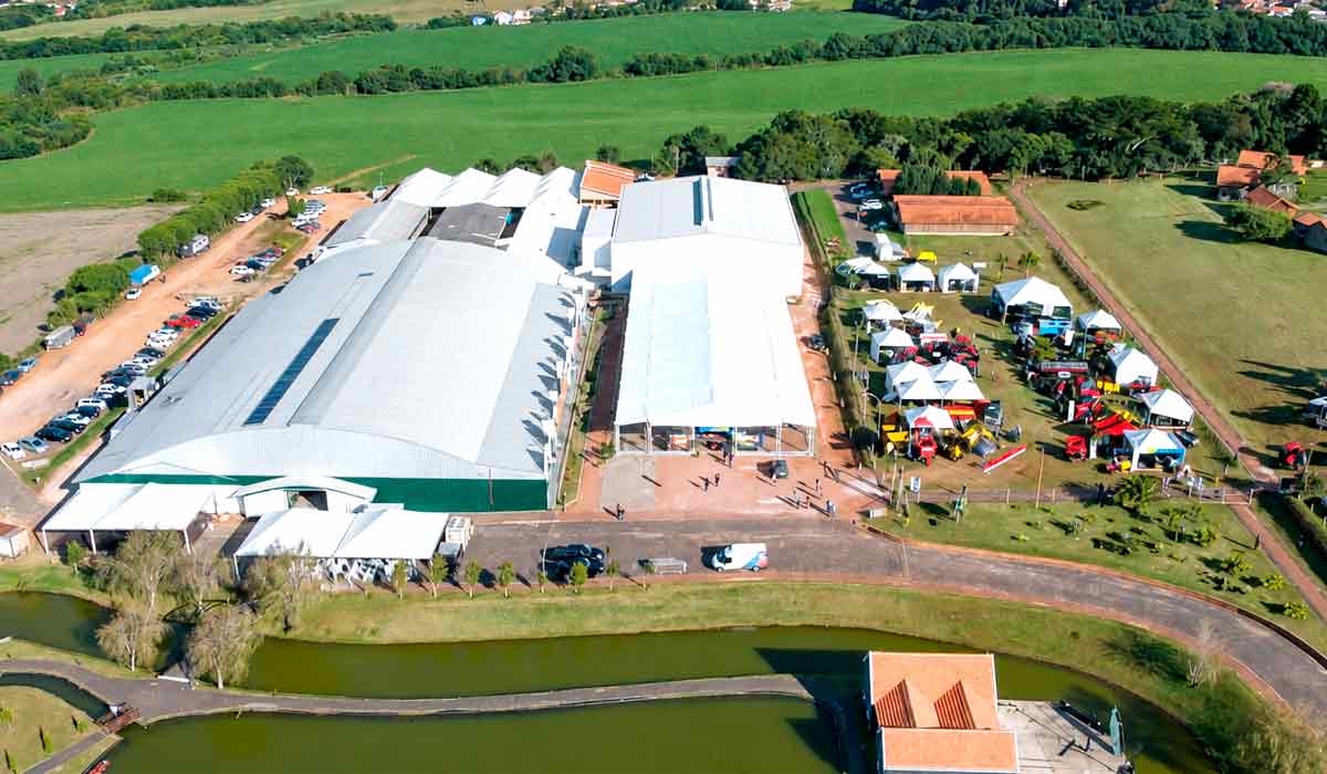 Visão panorâmica do Parque Histórico de Carambeí, palco da ExpoFrísia e símbolo da herança cultural holandesa nos Campos Gerais. Melhorias no pavilhão de exposições prometem mais conforto para animais, expositores e visitantes ao longo dos três dias de feira Visão panorâmica do Parque Histórico de Carambeí, palco da ExpoFrísia e símbolo da herança cultural holandesa nos Campos Gerais. Melhorias no pavilhão de exposições prometem mais conforto para animais, expositores e visitantes ao longo dos três dias de feira