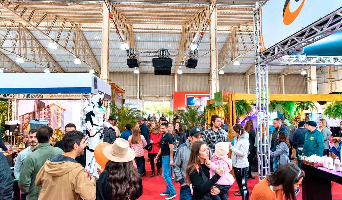 Cultura rural e tradição marcam a feira multissetorial, que envolve agronegócio, comércio e serviços Cultura rural e tradição marcam a feira multissetorial, que envolve agronegócio, comércio e serviços