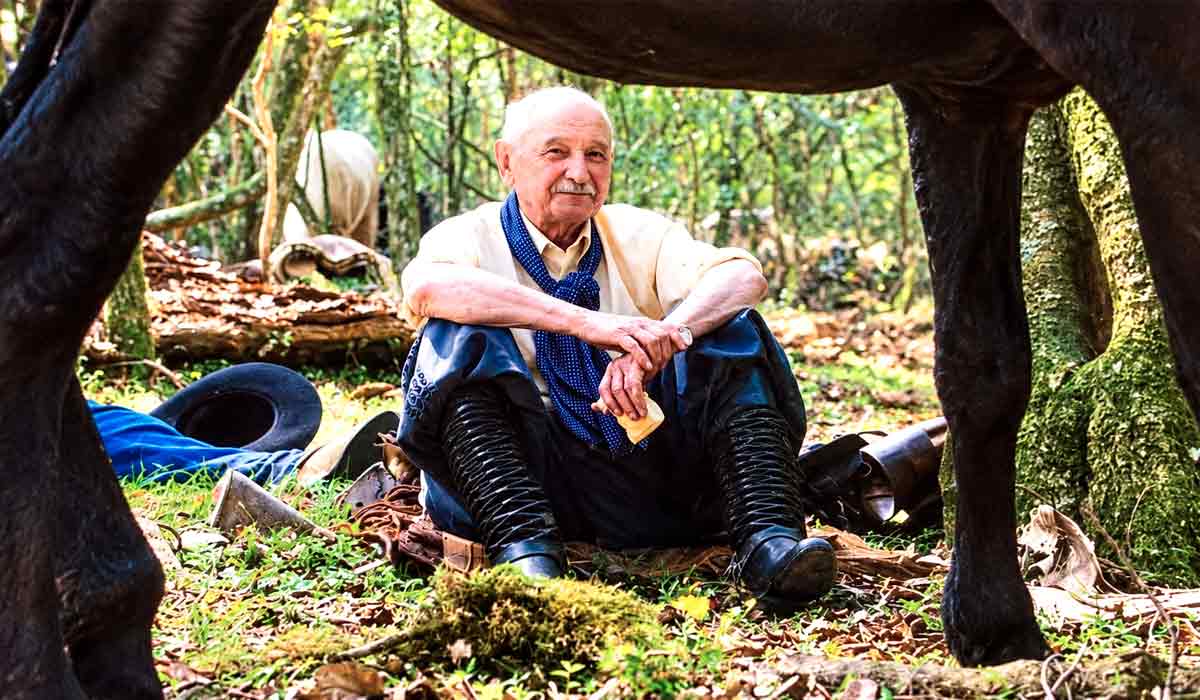 Ivadi Coninck de Almeida (1922–2019), um de seus principais criadores, idealizadores e embaixadores do cavalo campeiro, descansando em uma cavalgada no capão da mortandade Ivadi Coninck de Almeida (1922–2019), um de seus principais criadores, idealizadores e embaixadores do cavalo campeiro, descansando em uma cavalgada no capão da mortandade