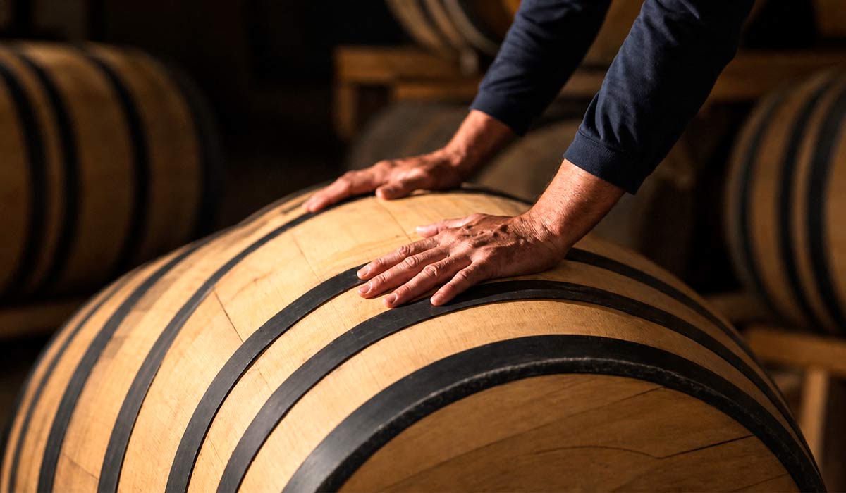 A tanoaria nacional ganha protagonismo com barris de amburana e jequitibá que moldam aroma e sabor das bebidas