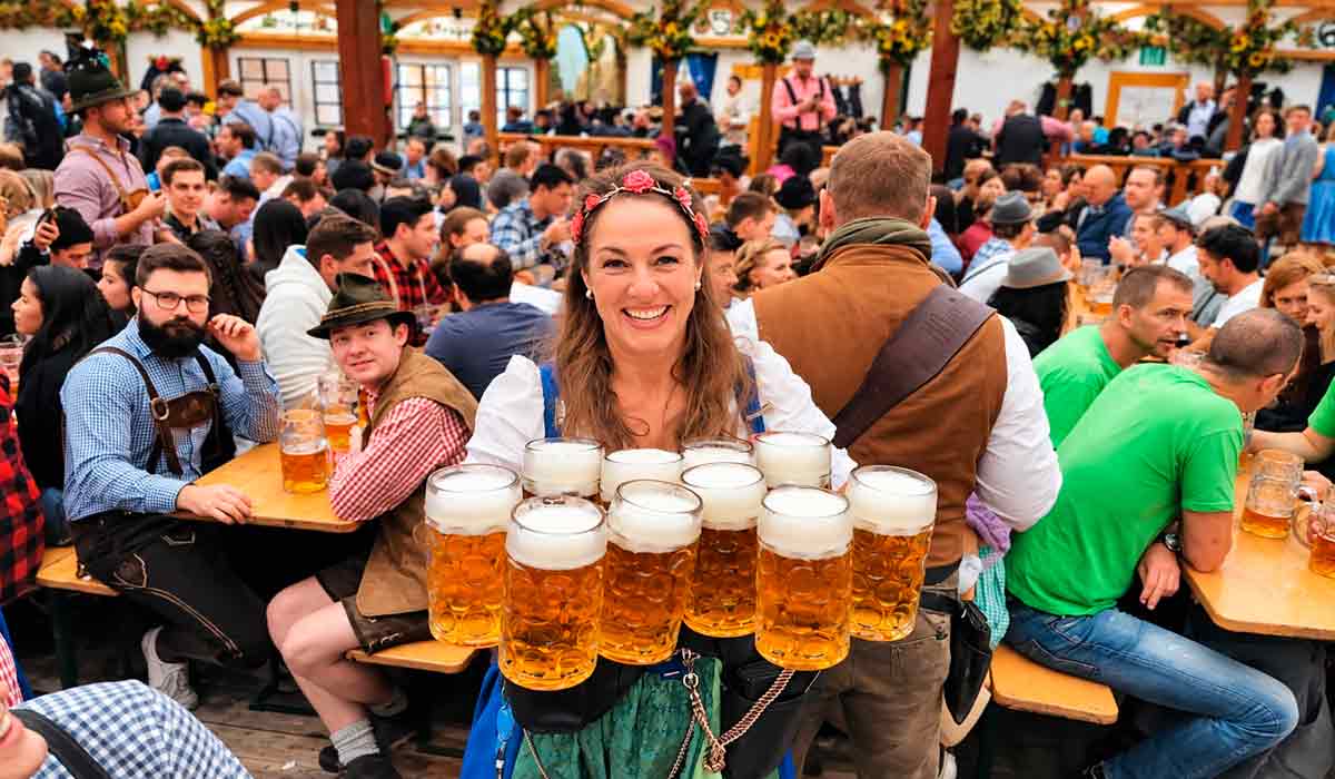 Chope da cervejaria oficial é servido em canecas de vidro de 500 ml e de um litro nos espaços do Galegão e do Festzelt Chope da cervejaria oficial é servido em canecas de vidro de 500 ml e de um litro nos espaços do Galegão e do Festzelt