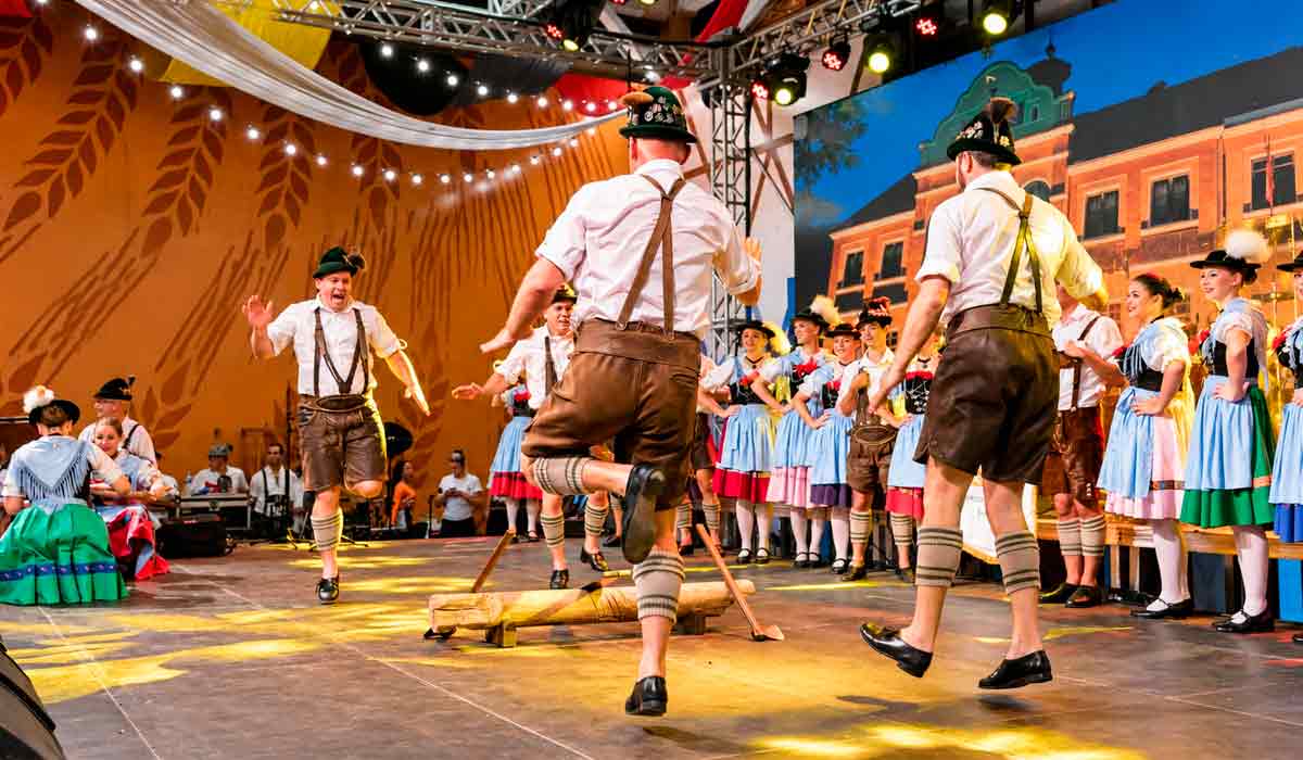 Grupo de danças folclóricas germânicas se apresenta em trajes típicos em um dos pavilhões do Parque Vila Germânica Grupo de danças folclóricas germânicas se apresenta em trajes típicos em um dos pavilhões do Parque Vila Germânica