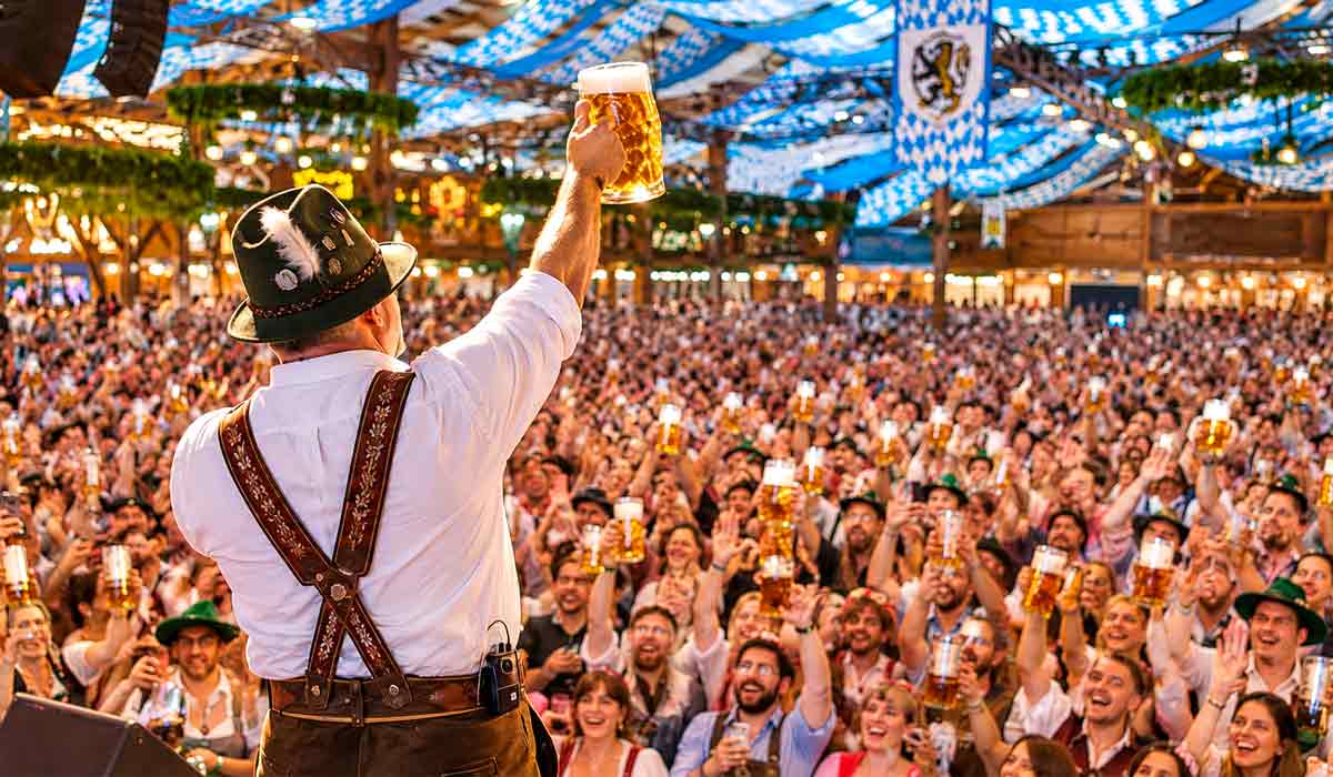 Tradição e celebração marcam a maior festa alemã das Américas, com bandeiras, música germânica e muita animação Tradição e celebração marcam a maior festa alemã das Américas, com bandeiras, música germânica e muita animação