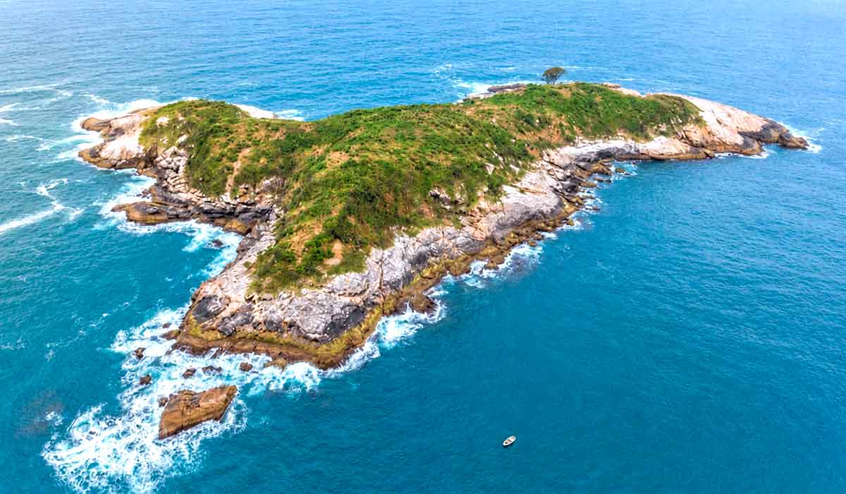 Recifes de coral da Zona Oeste carioca concentram 102 espécies de peixes, incluindo três endêmicas do Brasil e 39 de interesse pesqueiro. Destaque para a Ilha Rasa de Guaratiba Recifes de coral da Zona Oeste carioca concentram 102 espécies de peixes, incluindo três endêmicas do Brasil e 39 de interesse pesqueiro. Destaque para a Ilha Rasa de Guaratiba