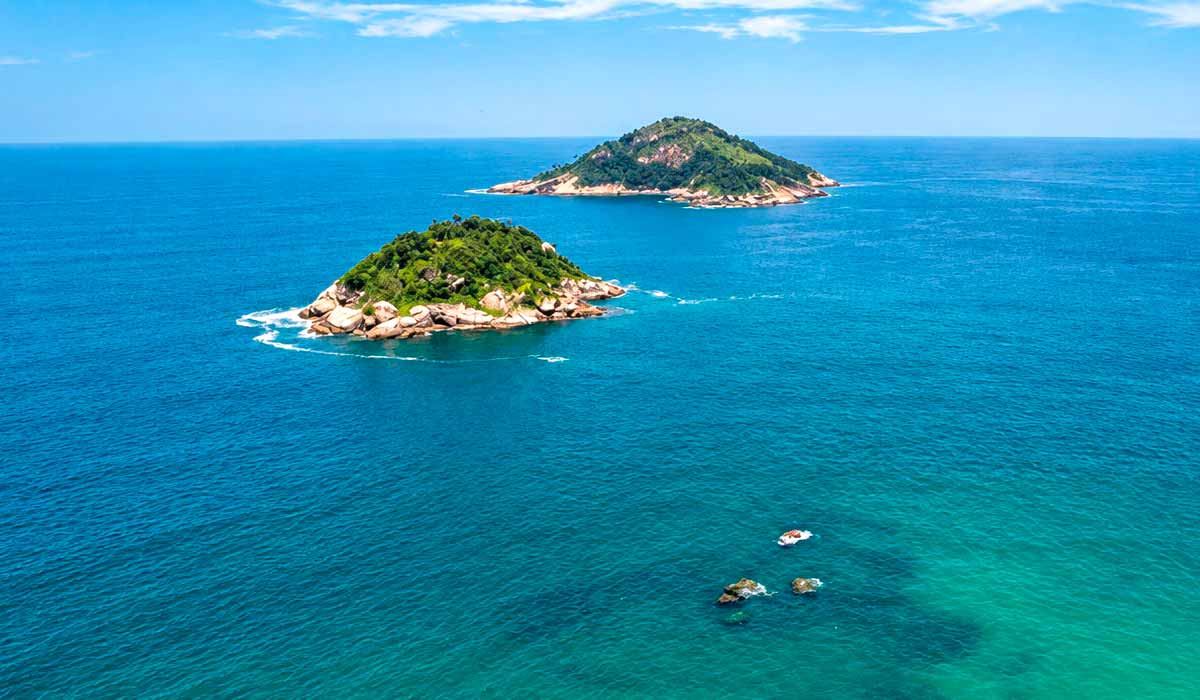 Ilha das Peças e ilha das Palmas. Corais, ouriços e estrelas-do-mar formam o berçário marinho protegido pela nova reserva de desenvolvimento sustentável do litoral fluminense - Foto: Áthila Bertoncini Ilha das Peças e ilha das Palmas. Corais, ouriços e estrelas-do-mar formam o berçário marinho protegido pela nova reserva de desenvolvimento sustentável do litoral fluminense - Foto: Áthila Bertoncini