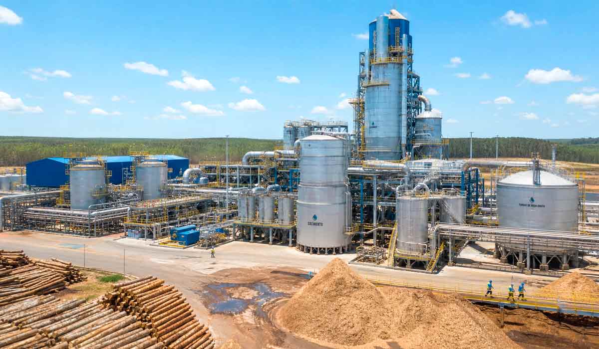 O parque industrial de celulose sustenta a projeção de R$ 105 bilhões em investimentos até 2028. Fábrica integrada à floresta plantada, modelo que reduz custo logístico da madeira e amplia a eficiência energética das operações O parque industrial de celulose sustenta a projeção de R$ 105 bilhões em investimentos até 2028. Fábrica integrada à floresta plantada, modelo que reduz custo logístico da madeira e amplia a eficiência energética das operações